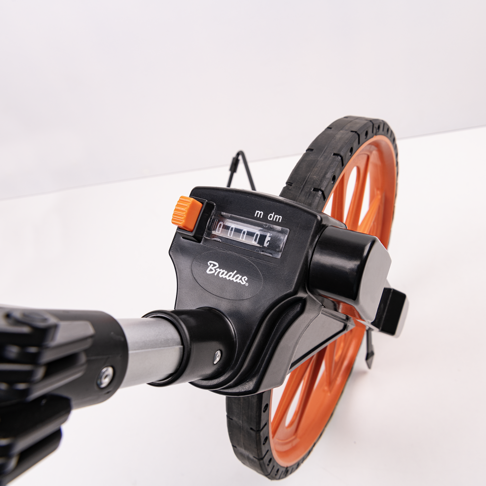 Measuring wheel handle with brake trigger and counter reset button